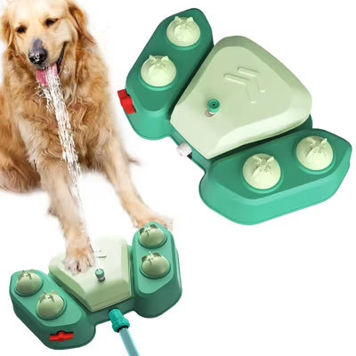 Un buen precio. Nuevo Prensa de pies Perro Dispensador de agua automático verano ducha de perro al aire libre Sprayer herramienta de baño Interactivo Perro juguetes de rompecabezas en línea
